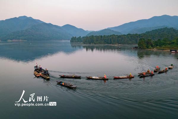 江西新餘:巨網捕魚 江西新餘:巨網捕魚