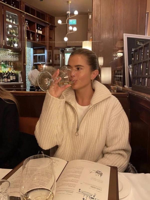 中秋節怎麼穿才能保暖且時尚！翻領毛衣超好看，5招技巧絕不翻車