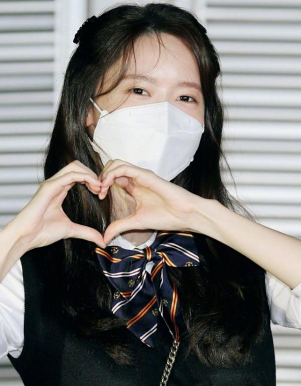 31歲的林允兒還是這麼甜!穿JK制服裙看上去像個高中生 31歲的林允兒還是這麼甜!穿JK制服裙看上去像個高中生