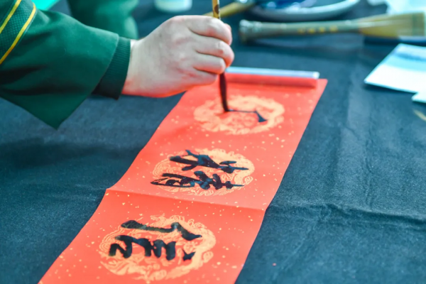 山西武警：軍營新春 揮毫潑墨迎新春