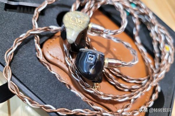 當鍍晶生物振膜雙動圈遇見四動鐵，山靈ME800六單元圈鐵小試