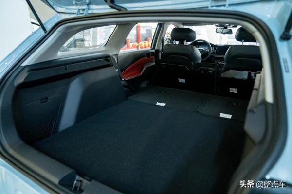 500L車頂行李箱很能裝，頂配10萬多拿下，寶駿Valli和卡羅拉咋選