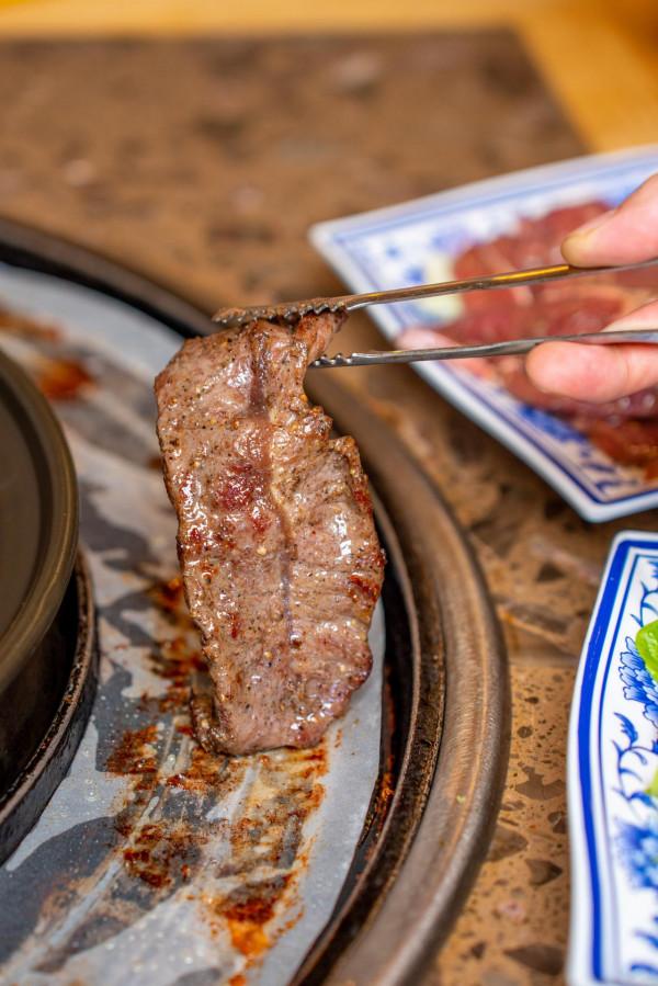 彌勒的“野蠻”牛肉館，用刀叉吃肉，蘸水秘方200萬都不賣