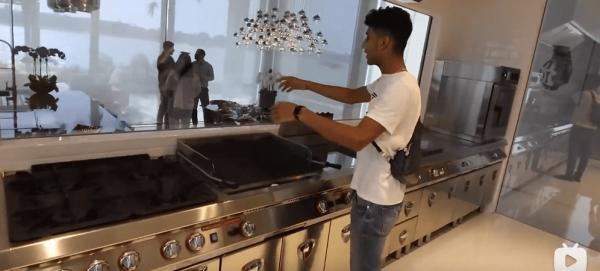 迪拜小哥甩賣7.7億豪宅 買就送勞斯萊斯和法拉利 迪拜小哥甩賣7.7億豪宅 買就送勞斯萊斯和法拉利