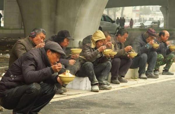 溫鐵軍：農村現在很多年輕人外出打工，未來田地誰來種？