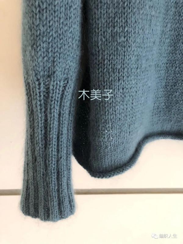 寧靜溫和，柔和的灰調藍女士翻領套頭衫