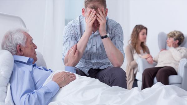 79歲父親手握500萬，兒女卻敬而遠之，兒子：晚年悽慘是他自找的