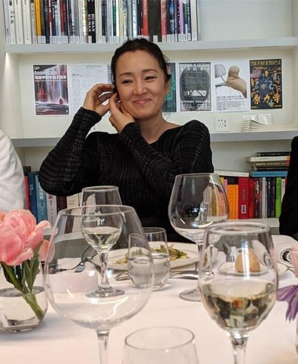 鞏俐淡妝出場當評委，穿牛仔褲腿胖也沒掩飾，出鏡大方很自然