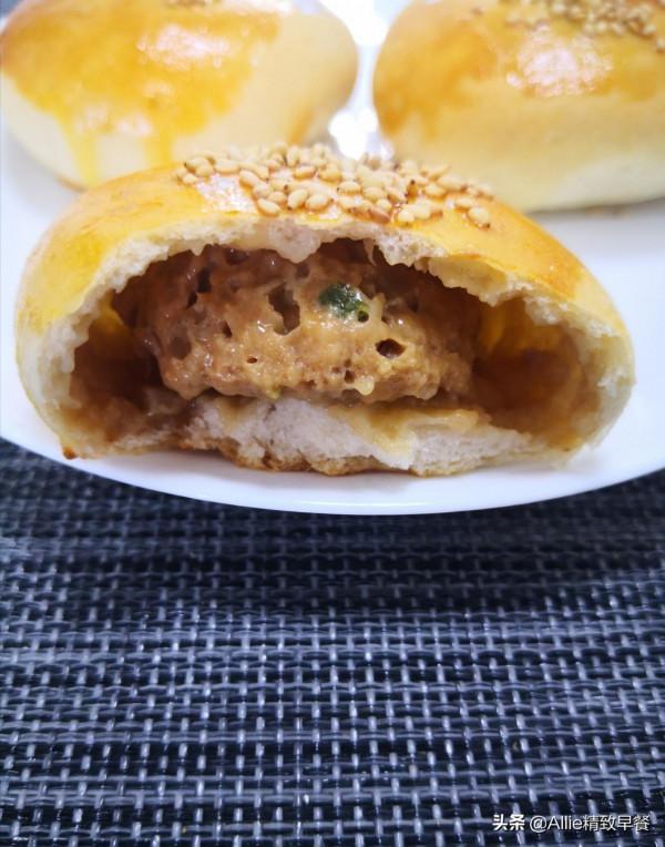 蒸包子吃膩了試試烤包子吧，外酥裡軟又多汁，搭配蘿蔔湯，助消化