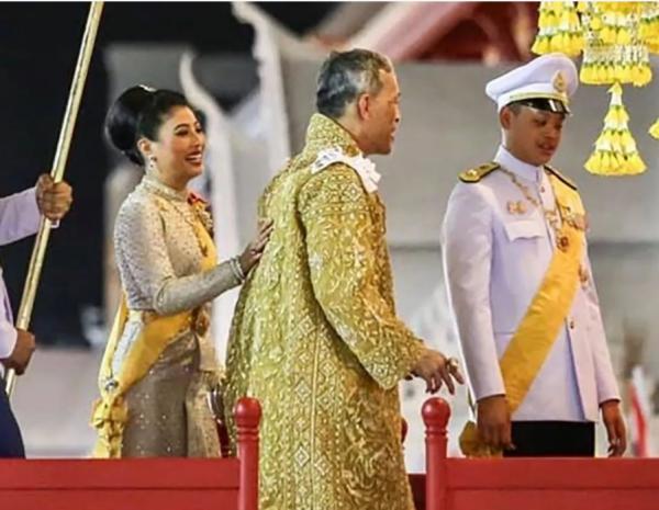 威廉陽臺下蹲被制止，思凡蕊公主陽臺開心拍照，兩王室禮儀差距大