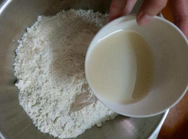 蒸饅頭時別隻放酵母了!多加這3味料,蒸出的饅頭白大鬆軟有嚼勁 蒸饅頭時別隻放酵母了!多加這3味料,蒸出的饅頭白大鬆軟有嚼勁