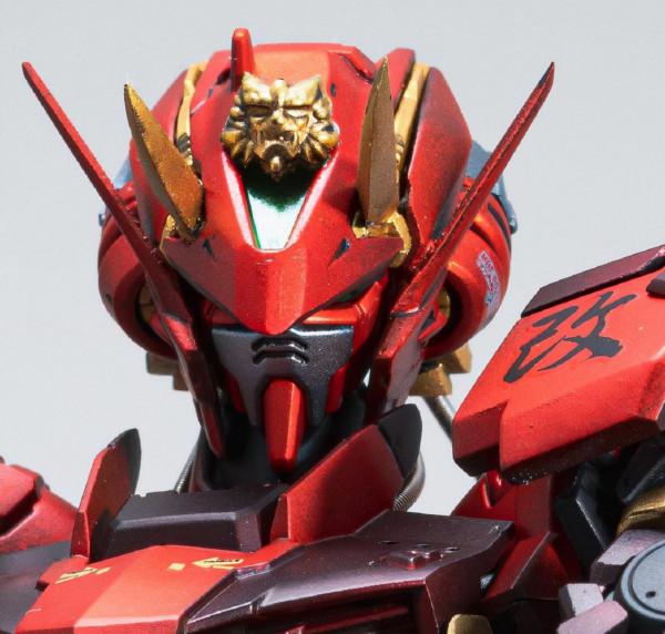 頭部長犄角，大劍紅異端高達模型