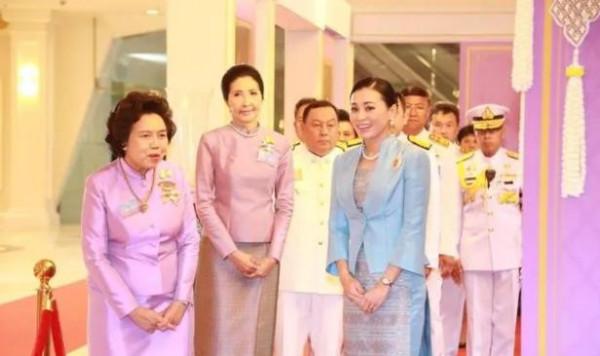 66歲泰國第一夫人氣場真強，彎腰給不丹王后行禮，佩瑪黯然失色