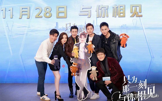 46歲陸毅露天餐廳裡慶生！穿大衣戴墨鏡好紳士，瘦身成功顏值回春