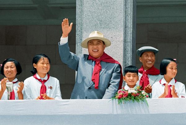 朝鮮圖片展：金日成與兒童們在一起