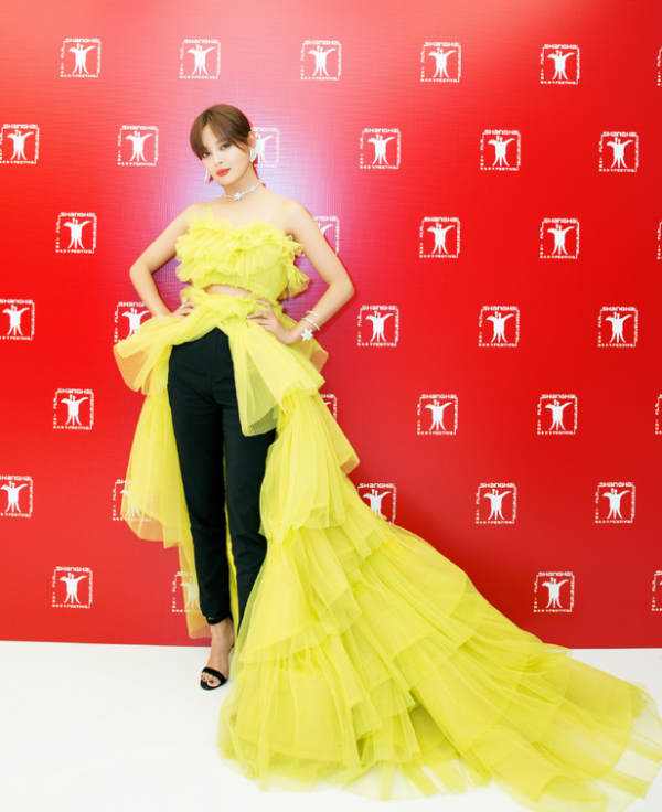 劉亦菲品味真不一般,薄紗裙內搭牛仔褲,不僅不醜反倒洋氣又個性 劉亦菲品味真不一般,薄紗裙內搭牛仔褲,不僅不醜反倒洋氣又個性