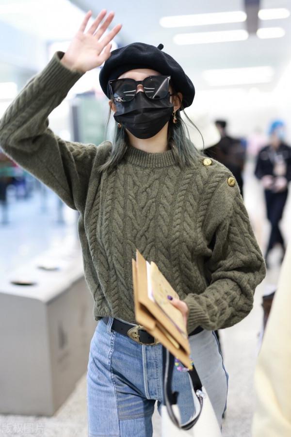 孟美岐穿墨綠色絞花毛衣搭配拼接直筒牛仔褲,戴貝雷帽溫暖時髦 孟美岐穿墨綠色絞花毛衣搭配拼接直筒牛仔褲,戴貝雷帽溫暖時髦