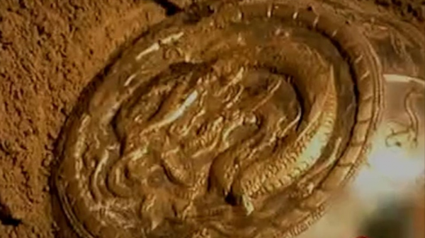 內蒙古出土千年古墓，陪葬奢華卻是黑色骸骨，不朽女屍究竟是誰？