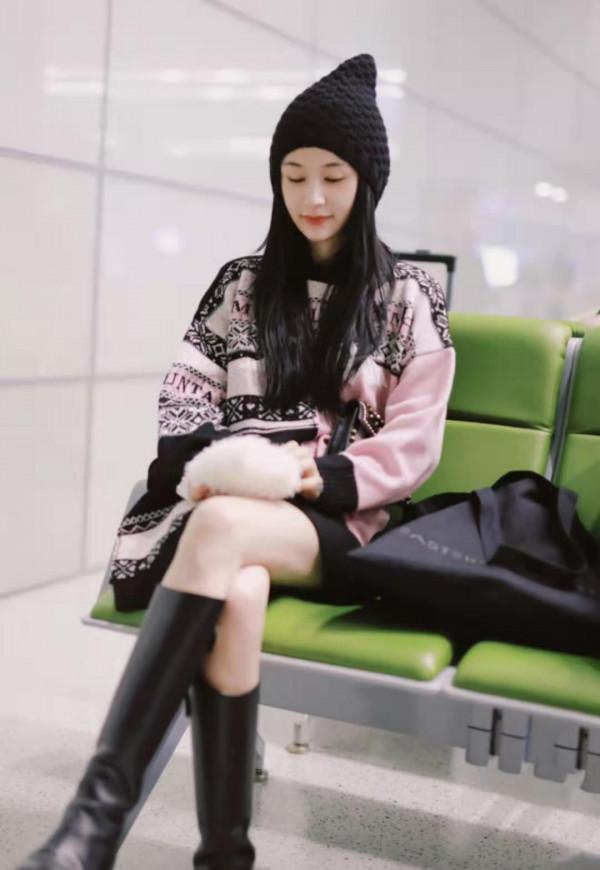 王子文太會穿了吧，這身“針織衫+開叉褲”打扮，159穿出170氣場