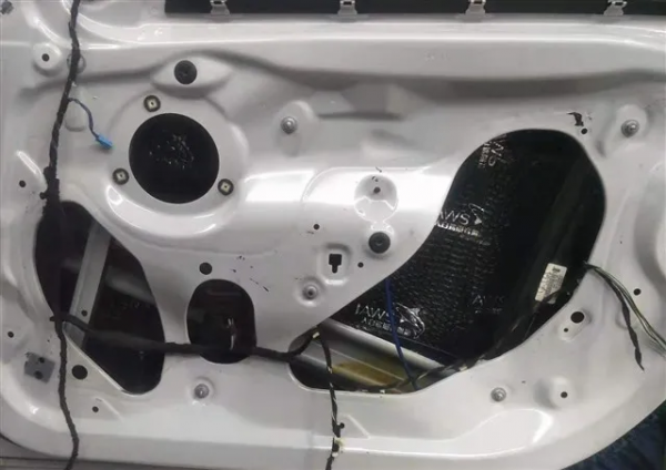 寶馬3系音響改裝優特聲402兩分頻+藍寶低音,釋放豪車專屬靚聲 寶馬3系音響改裝優特聲402兩分頻+藍寶低音,釋放豪車專屬靚聲