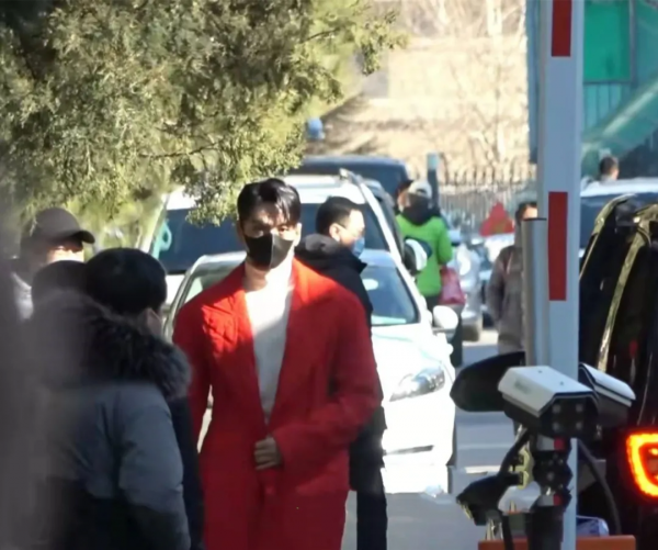 央視春晚第四次聯排：張若昀型男出場，易烊千璽終於穿上厚外套了