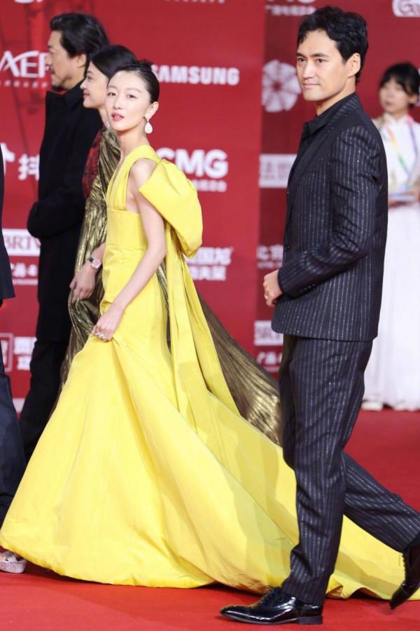 29歲周冬雨紅毯造型好耀眼，還搭配超大蝴蝶結，網友：好像又瘦了