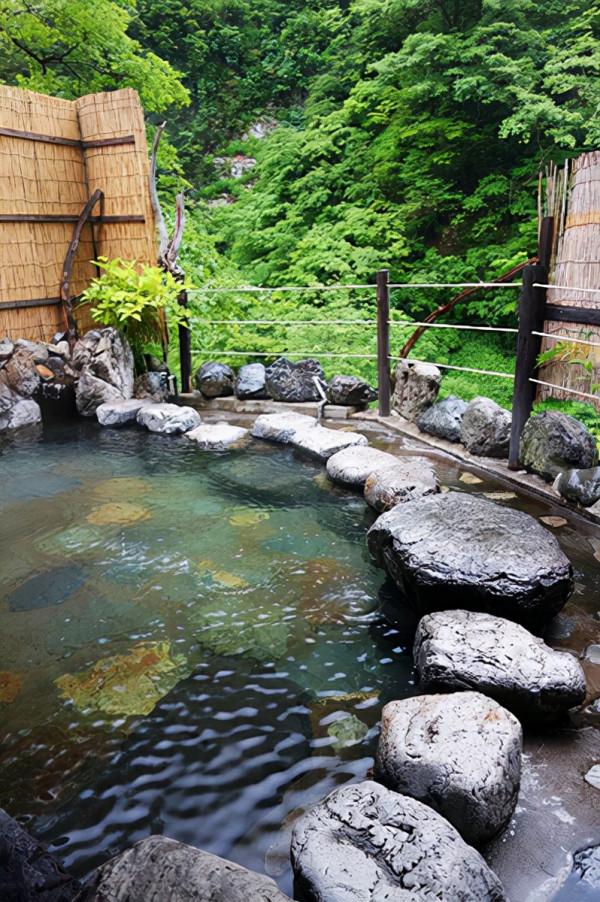 愉快的獨自溫泉｜乘坐小火車前往的秘境溫泉“富山縣名劍溫泉”