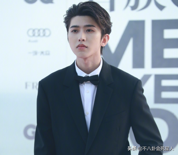 男明星走紅毯的出位表現：李現裹被子，鄧倫油膩，彭昱暢拉玩具車