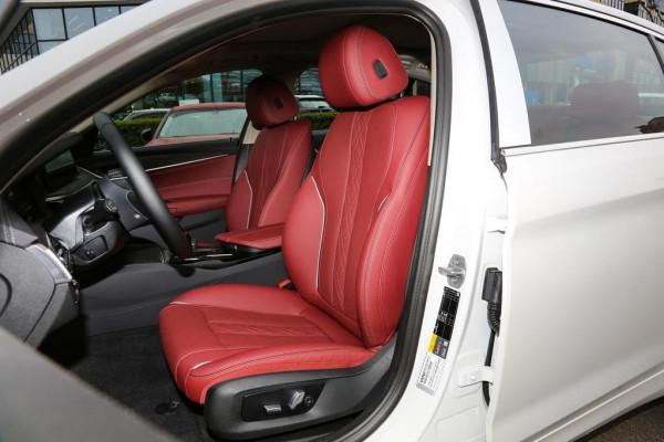 體驗寶馬5系PHEV，6.7秒破百帶空氣懸架，舒適與運動兼備