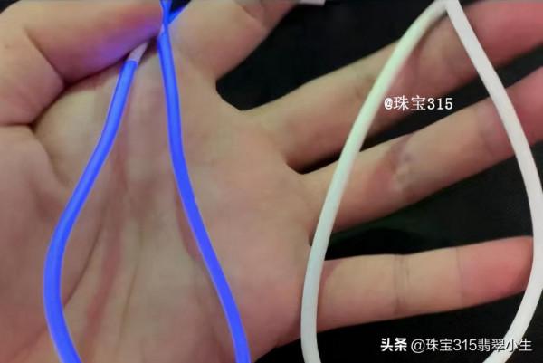 翡翠用紫光燈照有熒光反應是真的嗎？怎麼看翡翠手鐲的真假？