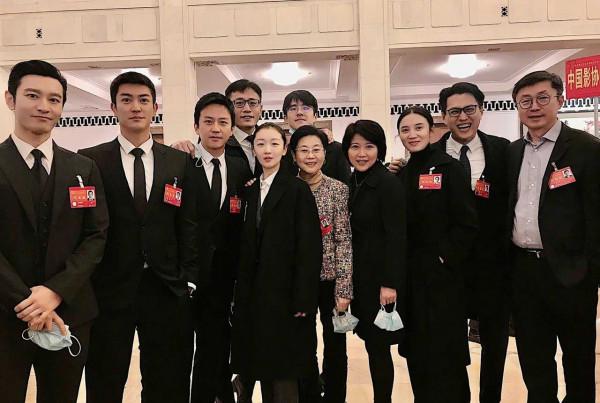 文代會閉幕，章子怡不扎堆卻被央視名嘴索簽名，周冬雨被眾星追捧