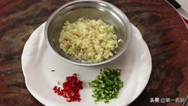 中秋來一道蒜蓉粉絲蒸扇貝，做法簡單又營養，端上桌家人搶著吃