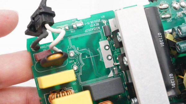 用料豪華，有錢果真可以為所欲為，微軟Xbox Series X主機電源拆解