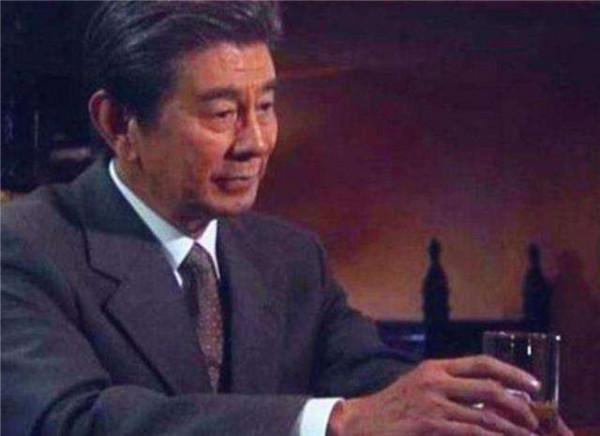 宇津井健的曠世戀：愛妻患病40年不離不棄，83歲去世當天娶了初戀