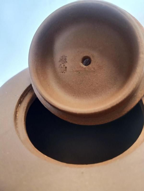 1983年宜興紫砂工藝廠生產的紫砂壺，容量：500毫升