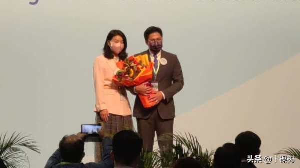 郭晶晶的粉色口罩和西裝，好美