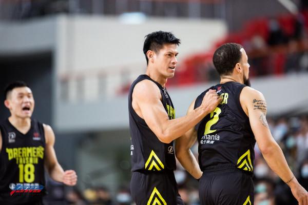 五場比賽，轟下118分，37歲仍是得分王！北控隊老大哥，太強了啊