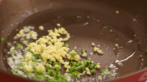 炒菜時先放大蒜,會產生致癌物嗎?醫生道出答案,早了解早明白 炒菜時先放大蒜,會產生致癌物嗎?醫生道出答案,早了解早明白