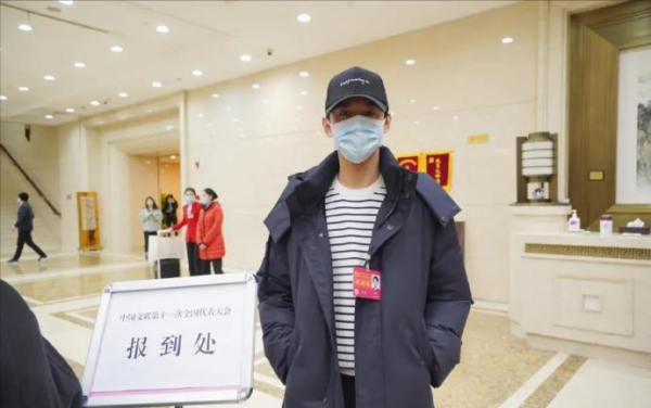 眾星出席文代會！鬱鈞劍罕露面，靳東發福明顯，劉昊然乖巧蹲角落