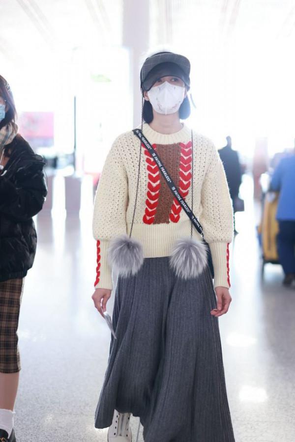 倪虹潔這哪像是在過冬，但毛衣配長裙確實時髦、大氣，還很顯年輕
