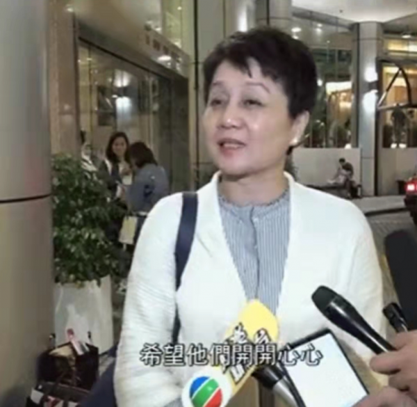 賭王四太太有排面！新年上班眾人跟隨，穿粉羽絨服扮嫩氣質太出眾