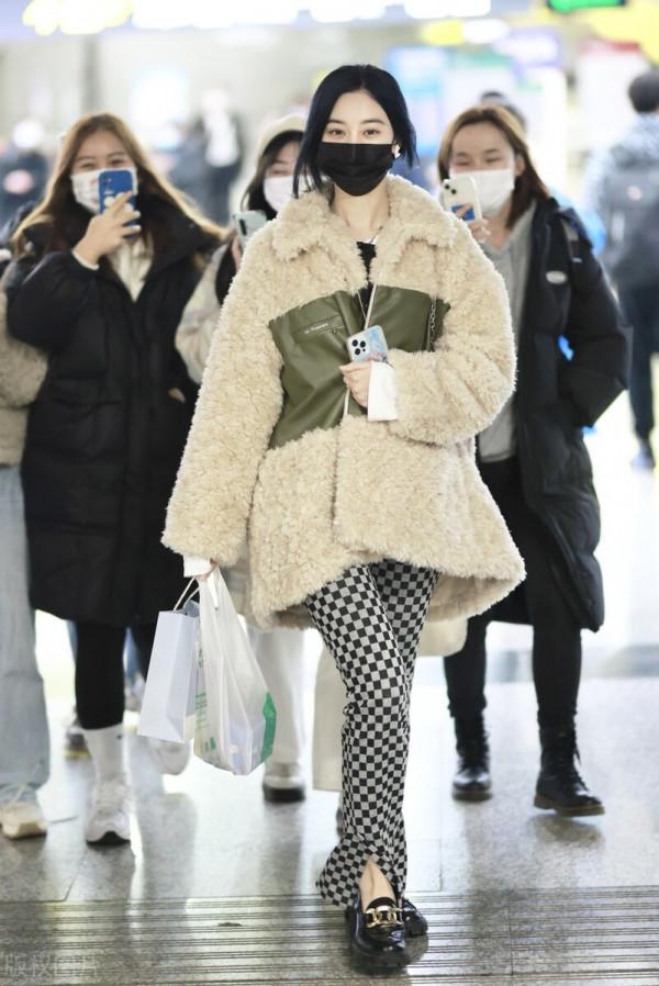 徐藝洋穿米色泰迪絨外套搭配棋盤格紋褲，腳踩樂福鞋時髦吸睛