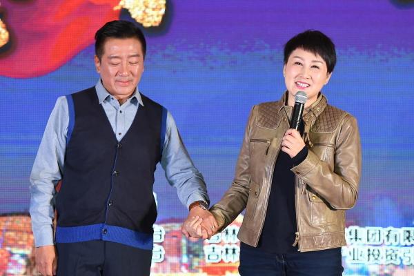 張凱麗真有魅力,穿棕色皮衣配牛仔褲活力滿滿,中年女性穿搭範本 張凱麗真有魅力,穿棕色皮衣配牛仔褲活力滿滿,中年女性穿搭範本