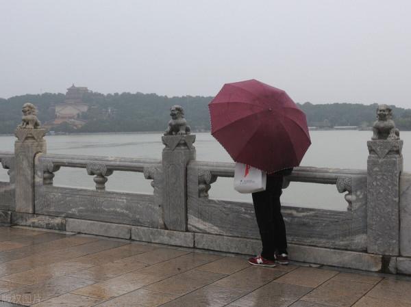 中秋假期首日北京遭遇大到暴雨天氣遊客撐傘冒雨在頤和園遊覽
