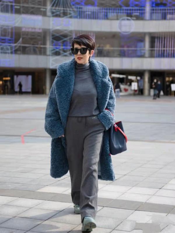 女人過了60歲，冬季會打扮不顯老，掌握這四點時尚優雅又顯氣質