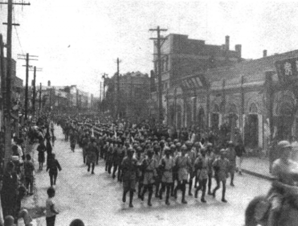 54年鄭洞國收到金字請帖，赴宴中南海：毛主席：你的名字很響亮嘛