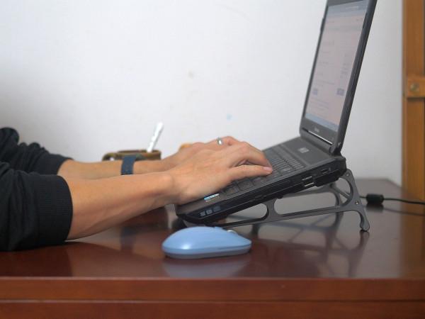 使用筆記本再也不累人ORICO金屬筆記本支架 使用筆記本再也不累人ORICO金屬筆記本支架