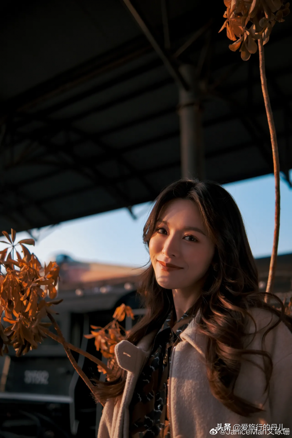 文詠珊穿搭真有高階感！身穿淡粉色大衣，少女感十足