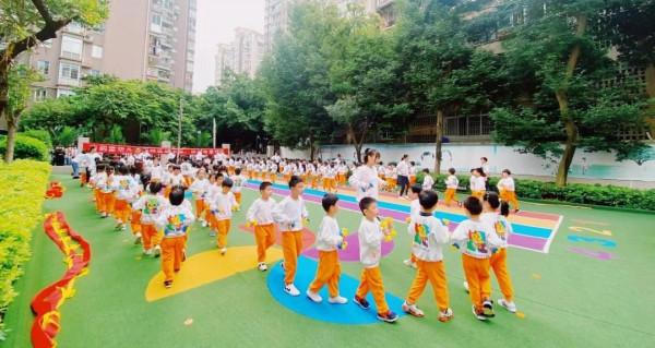 吉的堡幼兒園花樣早操PK、多彩環創評比,師生攜手展靚麗風景 吉的堡幼兒園花樣早操PK、多彩環創評比,師生攜手展靚麗風景
