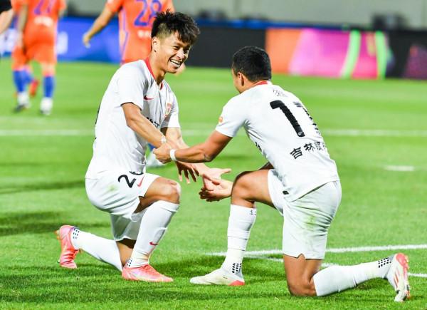 足球——中超:山東泰山隊勝長春亞泰隊 足球——中超:山東泰山隊勝長春亞泰隊